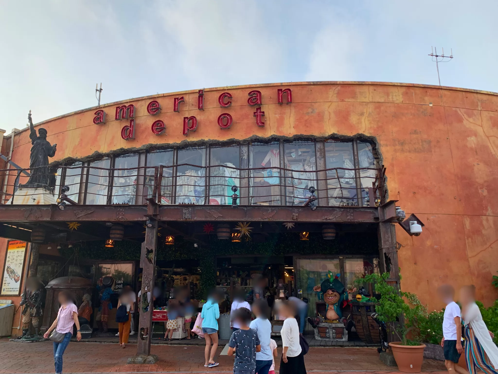 Depot Island 的粉彩色建築與開放式步道