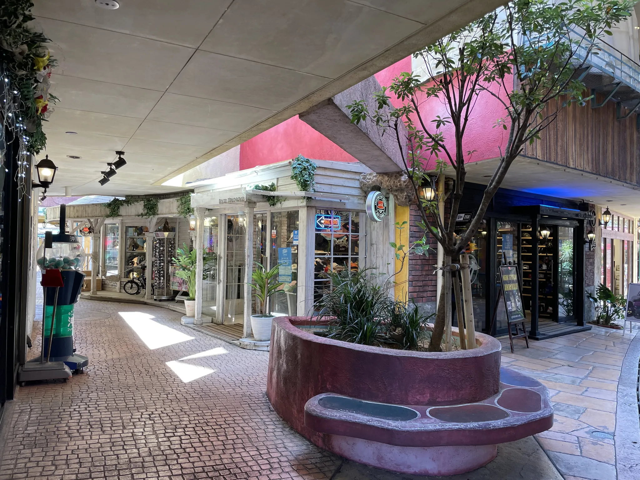 屋根のある通路と、植え込みを囲むベンチ
