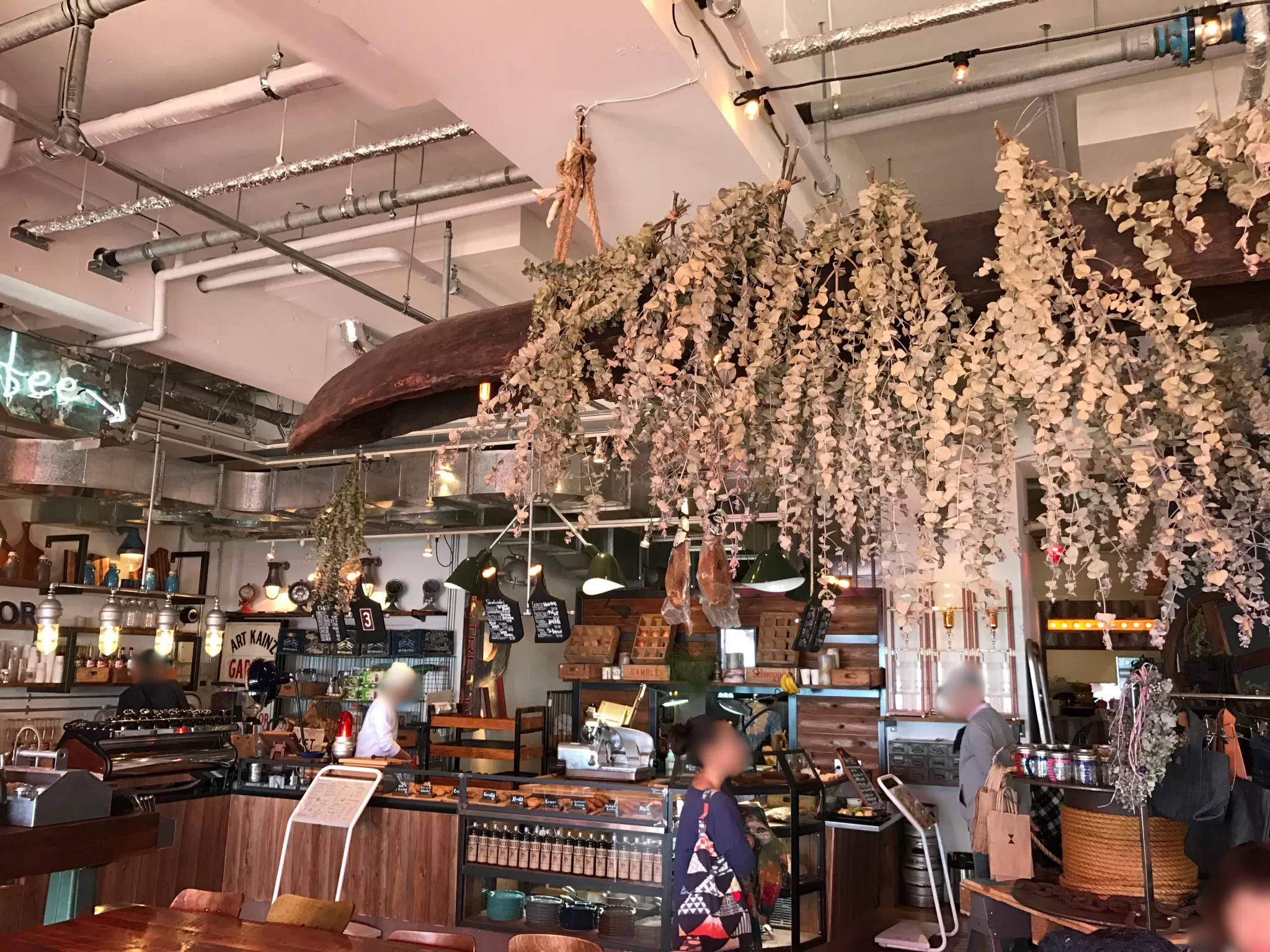 Depot Island 沿路色彩繽紛的店面