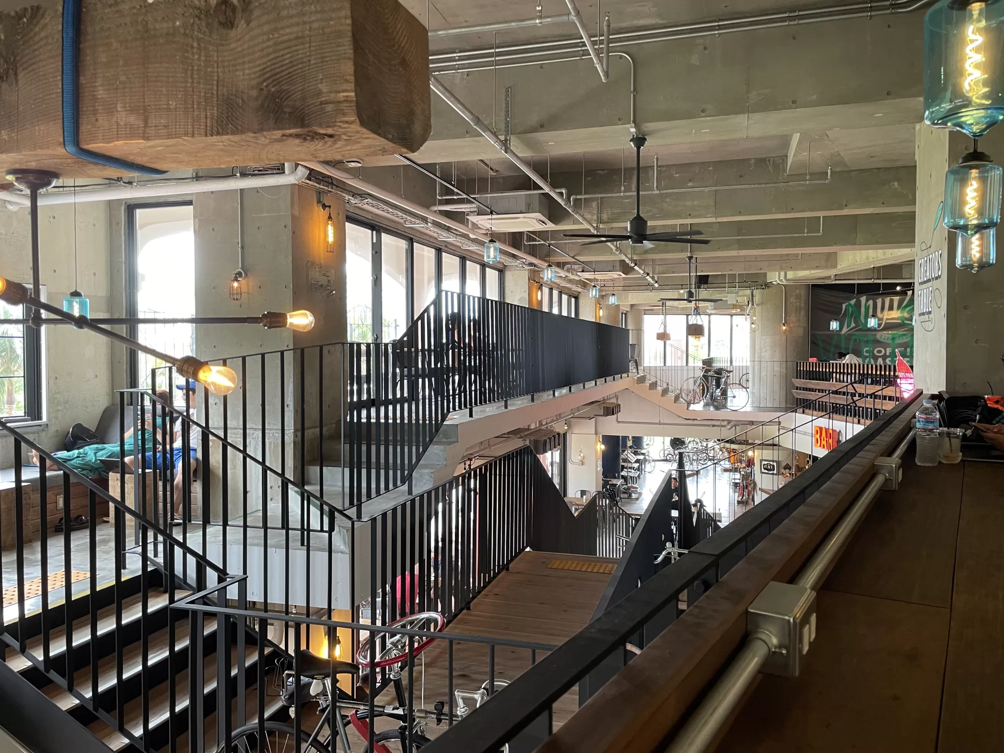 美國村的用餐場景