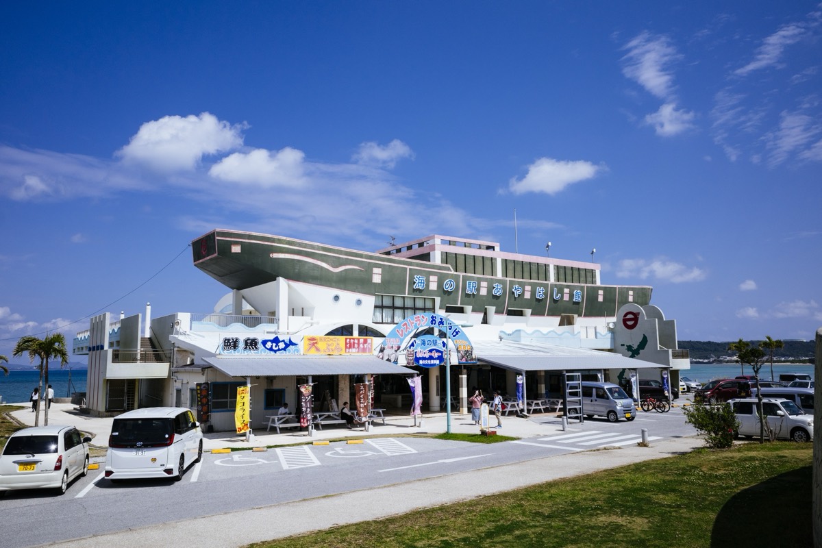 The ship-shaped exterior of Umi-no-Eki Ayahashikan seen from the car park