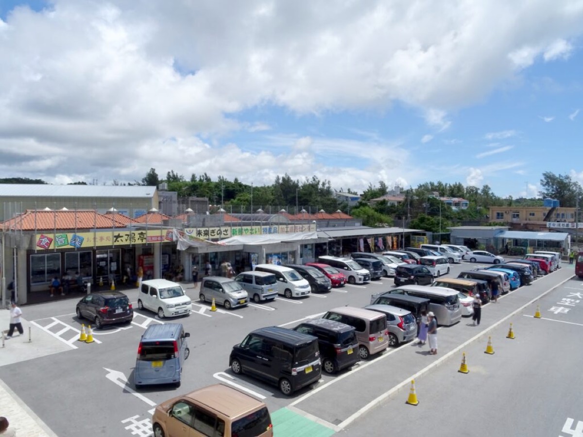 The Mirai Ginoza farm shop and its car park at Michi-no-Eki Ginoza