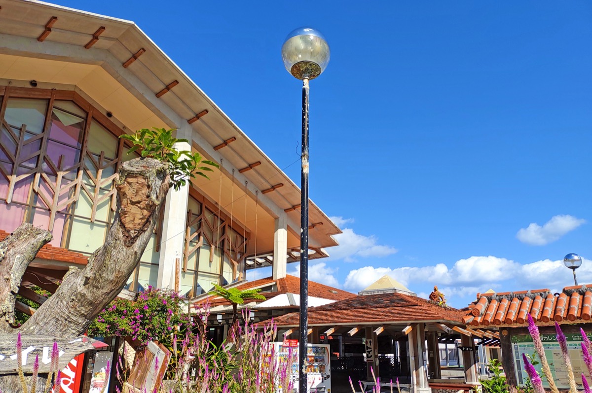 The main building of Michi-no-Eki Yui-Yui Kunigami under a blue sky