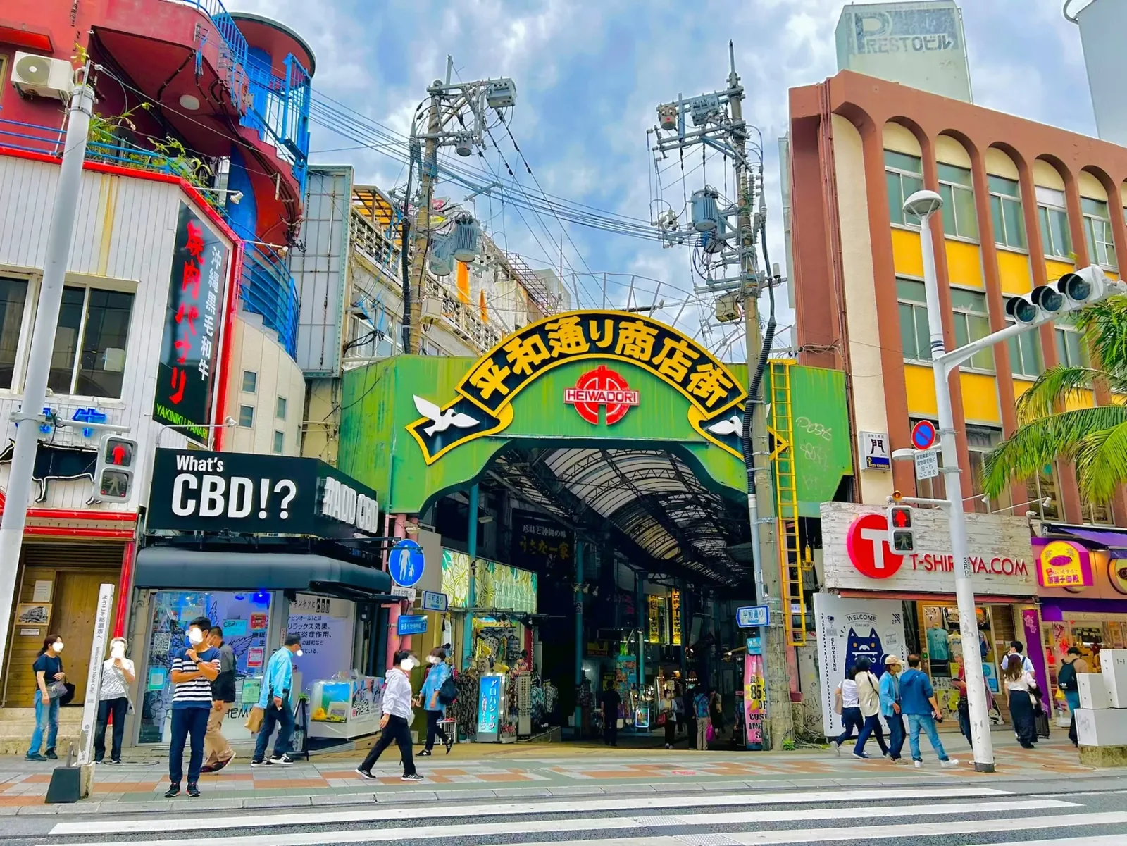 那霸平和通商店街的綠色拱門