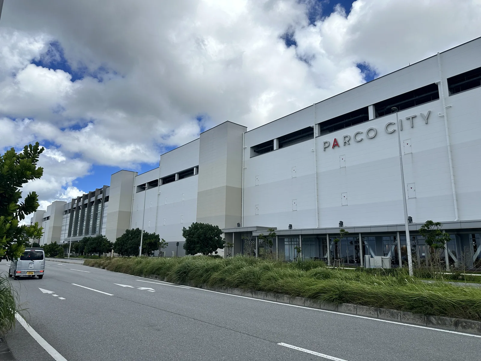 도로에서 본 PARCO CITY의 긴 서쪽 외벽