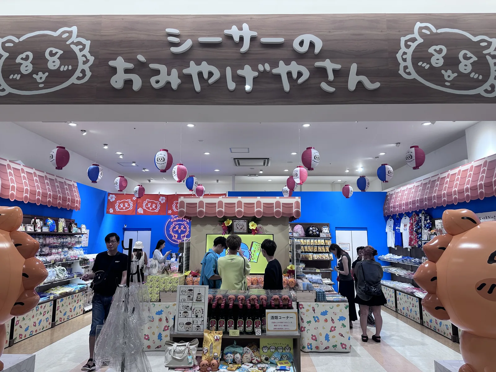 燈光明亮的沖繩伴手禮店內部，陳列著成盒的點心