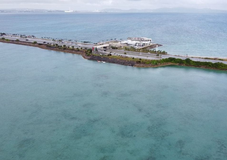 沖繩海岸邊的公路