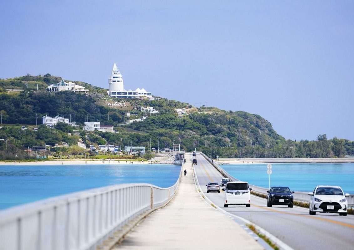 古宇利大橋橫跨在淺藍色海面上