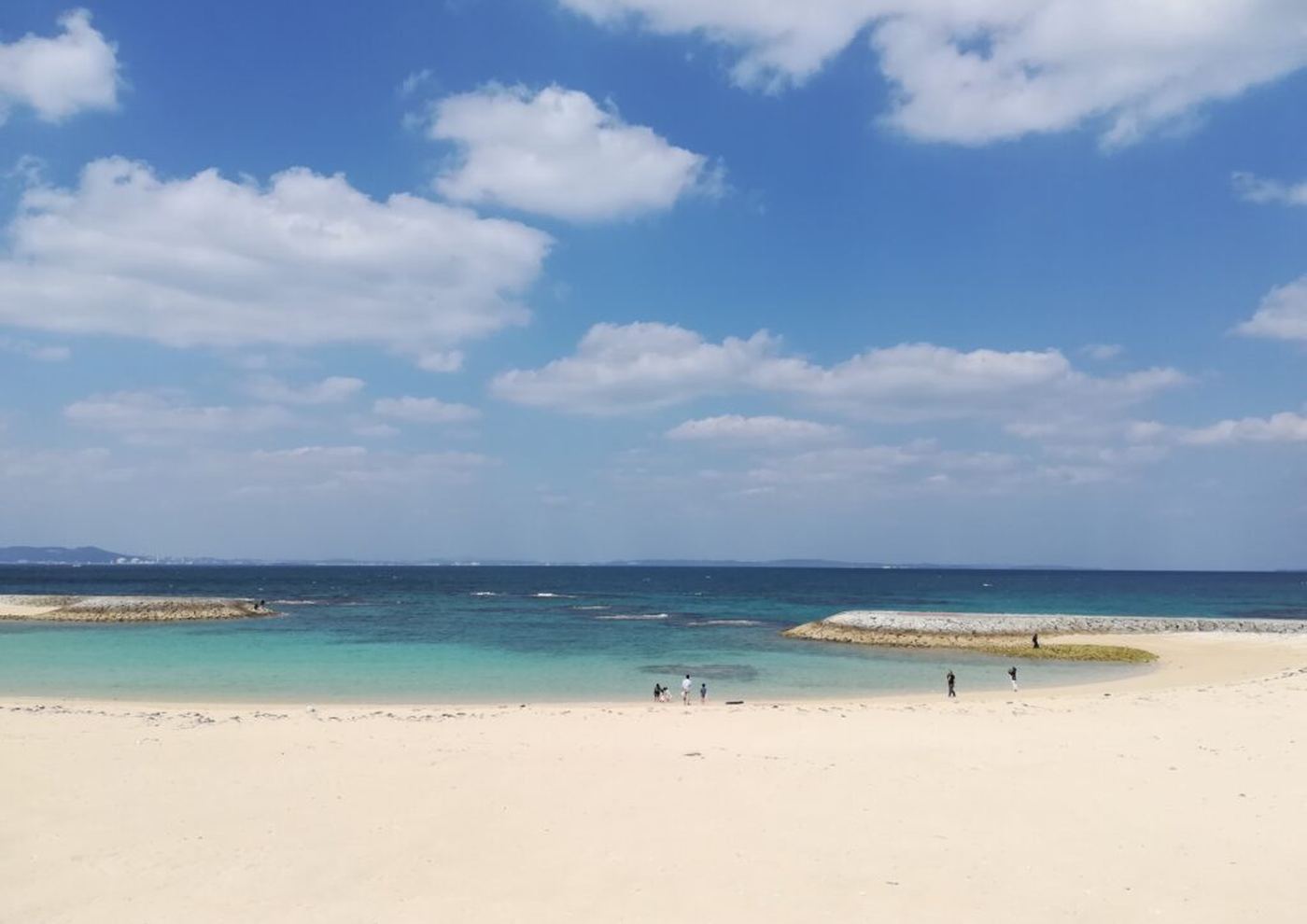 あざまサンサンビーチの白い砂浜と、遠浅の海