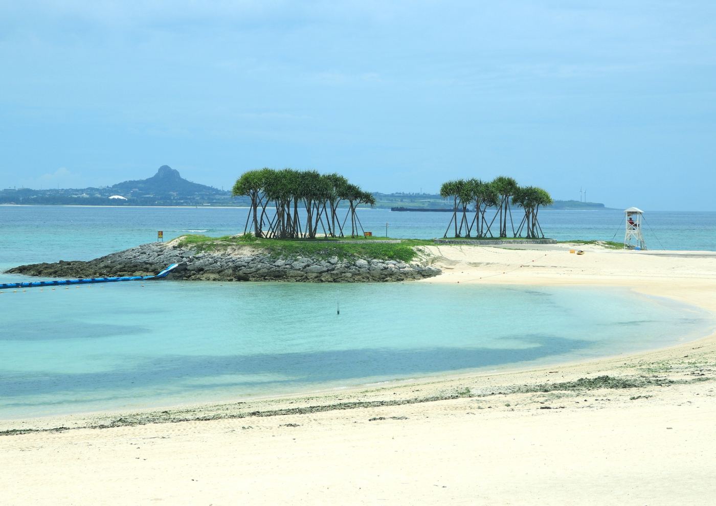 エメラルドビーチの白い砂浜と、木の生えた小さな島