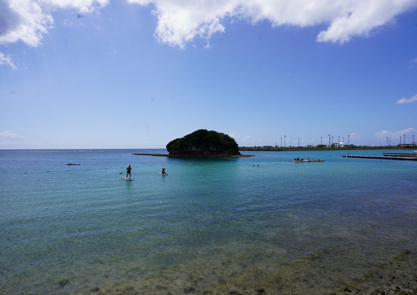 嘉手納マリーナの穏やかな入り江と、緑に覆われた小島