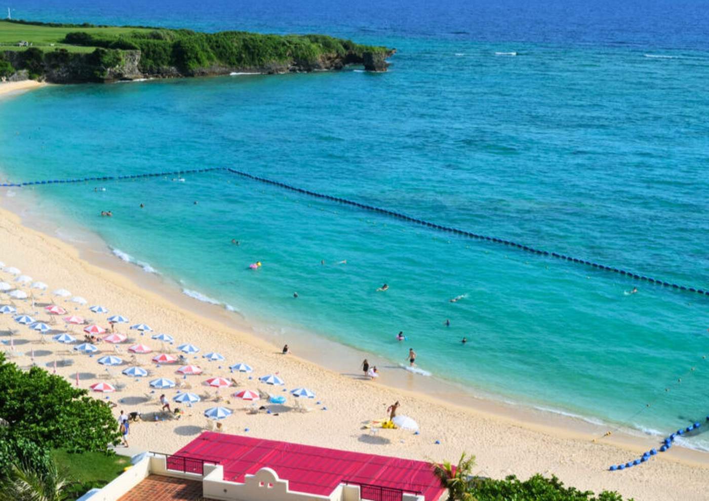 ニライビーチ。ターコイズの海とパラソルの並ぶ浜