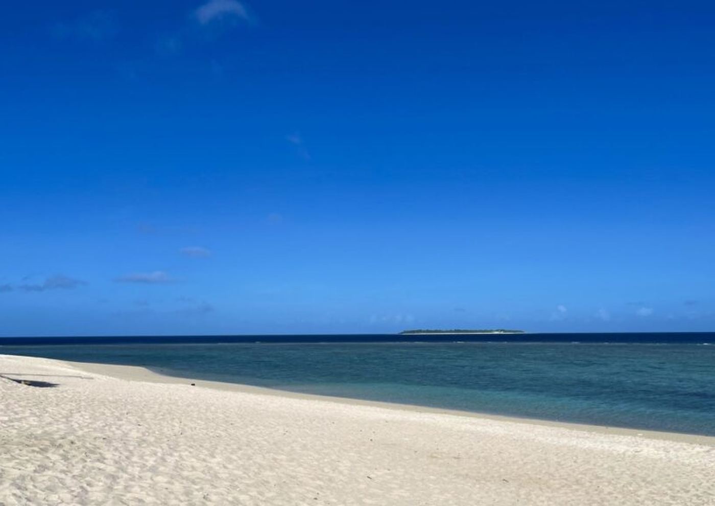 瀬底ビーチの砂浜と、遠浅で色が変わる海