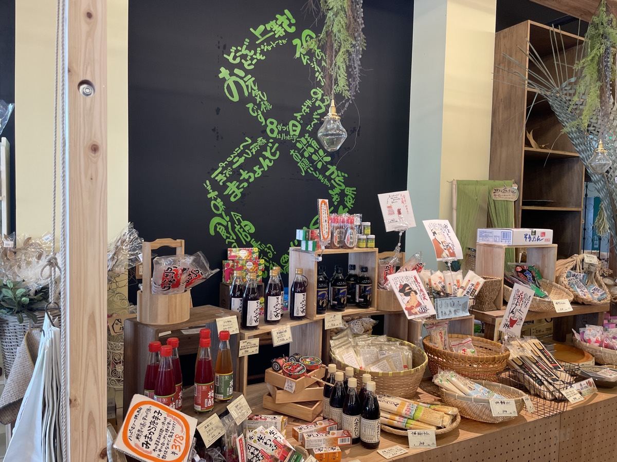 調味料やジャムが木の棚に並ぶハッピーモア市場の加工品コーナー