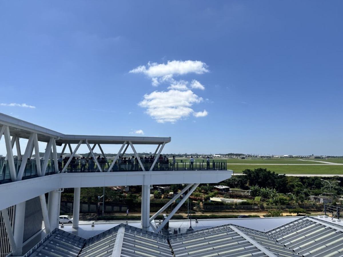 道の駅かでなの展望デッキと、その先に広がる嘉手納基地の敷地